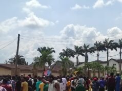 Over 200 OAU students storm EFCC office, allege operatives of arresting 72 students