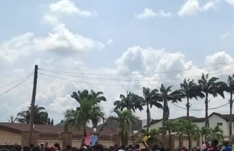 Over 200 OAU students storm EFCC office, allege operatives of arresting 72 students