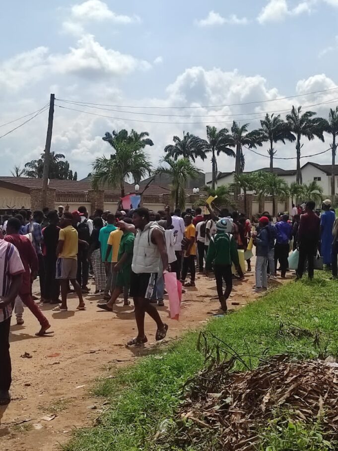 Over 200 OAU students storm EFCC office, allege operatives of arresting 72 students