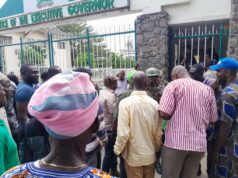 Wage award: workers storm Oyo Secretariat (Photos)