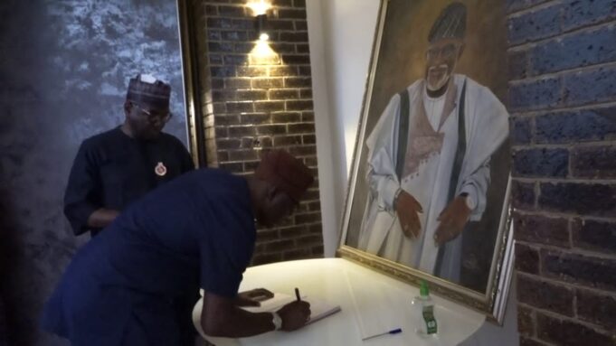 UPDATE: NGF chair, Makinde visit Akeredolu’s wife, family in Ibadan residence