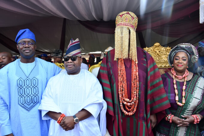 PHOTO: Gov Makinde Present New Soun Staff of Office