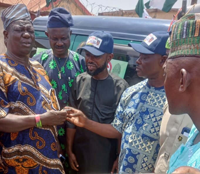 Oyo LG Poll: Ayobami Ojo donates campaign vehicles to old Ifedapo Federal Constituency PDP