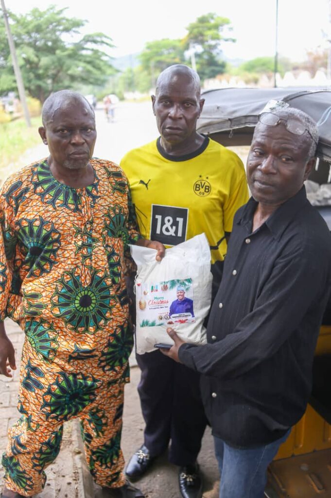 Palliative Distribution: Market leaders praise Senator Alli’s generousity in times of need
