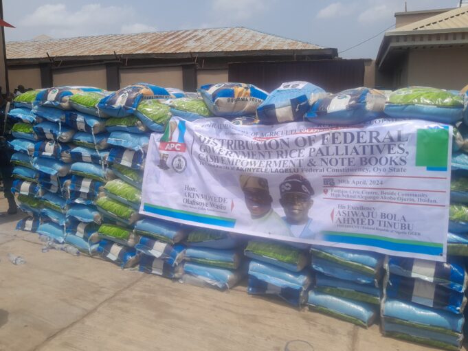 Oyo HoR member, Lafi, distributes over 2000 Tinubu’s rice, empowers 300 constituents with N100k cash