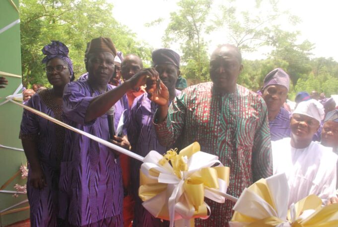 Ibarapa indigenous staff donates N15.7m worth building to OYSCATECH