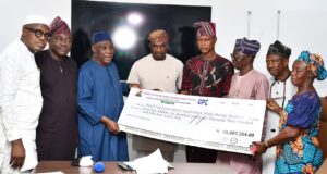 Makinde presents N3.5b support grants to 105 pry schools for renovation of facilities