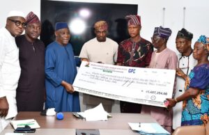 Makinde presents N3.5b support grants to 105 pry schools for renovation of facilities