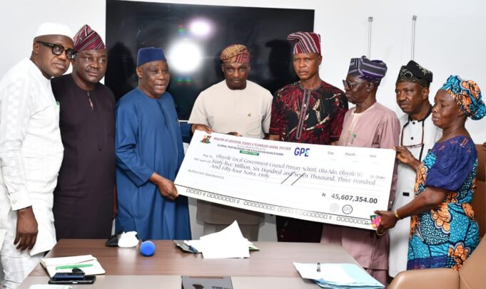Makinde presents N3.5b support grants to 105 pry schools for renovation of facilities
