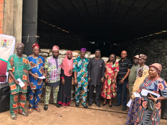 FG, Oyo govt begins distribution of 21,000 bags of fertilizers to 10,500 farmers