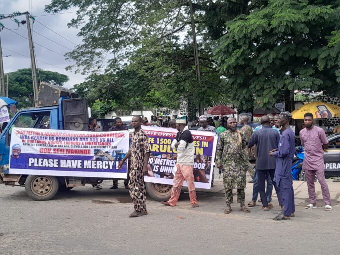 ICR: Affected residents storm Oyo Secretariat in protest