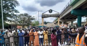 Ibadan Circular Road: Protesters observed Jumat prayers on road