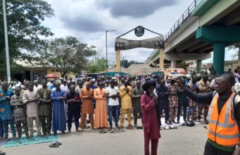 Ibadan Circular Road: Protesters observed Jumat prayers on road