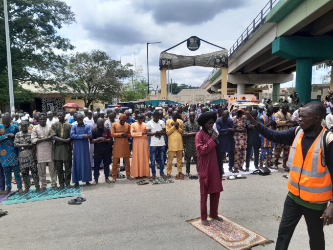 Ibadan Circular Road: Protesters observed Jumat prayers on road