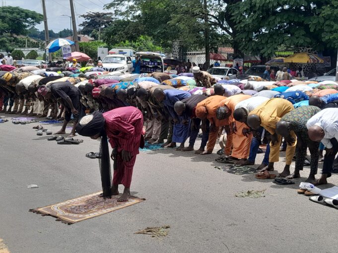 Photos and videos: Circular Road Corridor protesters observed Jumat prayers at Oyo State Government Secretariat Gate