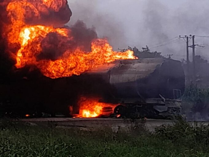 Breaking: petrol tanker explodes, five vehicles burnt in Iyana Ajia, Ibadan