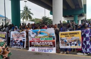 Again, ICR affected corridor residents protest at the Secretariat