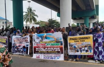 Again, ICR affected corridor residents protest at the Secretariat