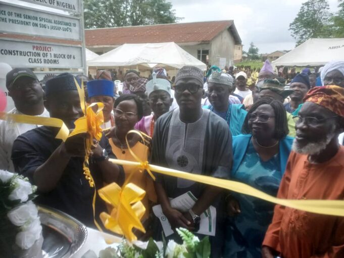 30 students get Oyo HoR member, Lafi’s scholarship, donates block of six classrooms to alma mata