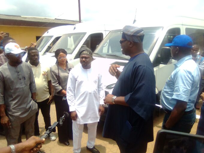 FG presents 20 CNG buses to Oyo govt