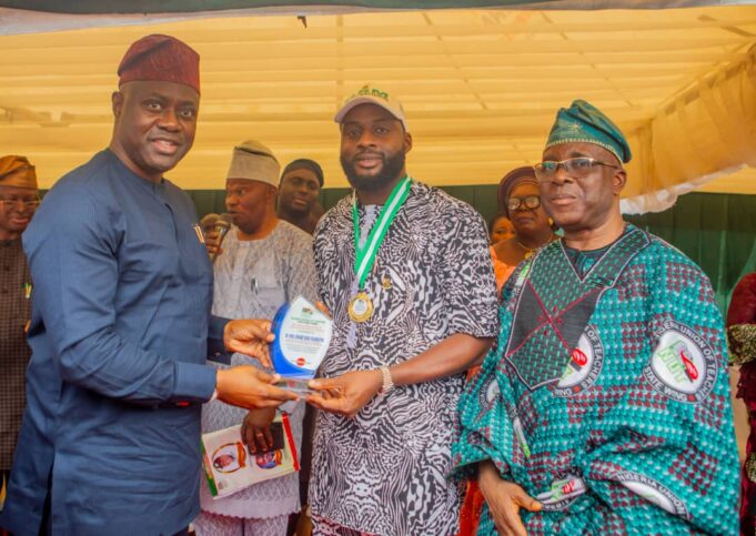 Oyo Speaker bags teachers’ exemplary leadership, humanitarian service award