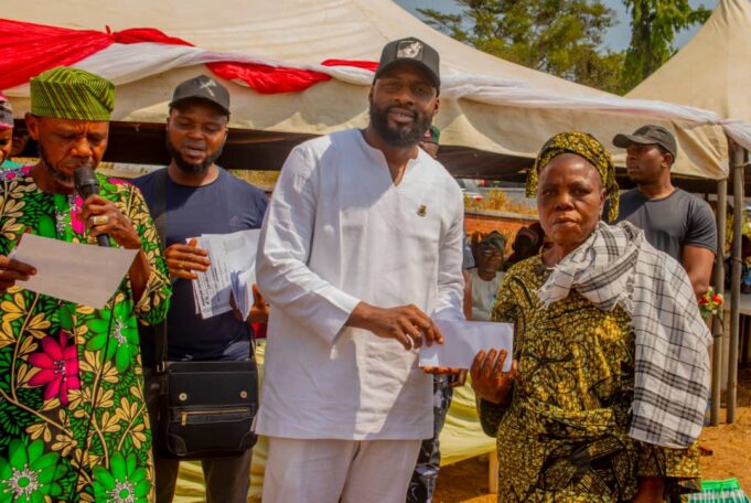 Yuletide: Ogundoyin empowers over 1000 constituents