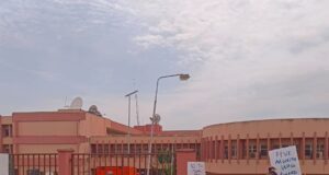 Federal workers begin protest, shut Federal Secretariat in Ibadan