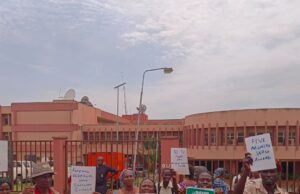 Federal workers begin protest, shut Federal Secretariat in Ibadan