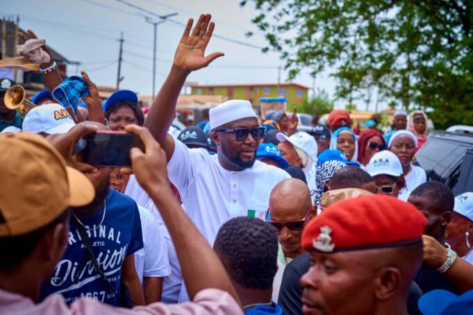 House of Reps hopeful, Akinola Kazeem attends APC Ona-Ara LG meeting, receives PDP defectors