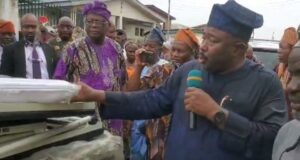 Senator Alli donates medical equipment to Ibadan PHC