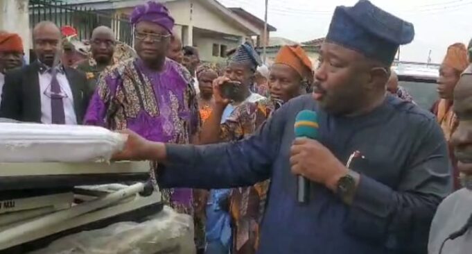 Senator Alli donates medical equipment to Ibadan PHC