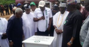 FG to incorporate informal sector in mass housing scheme, presents 100 units to UCH doctors
