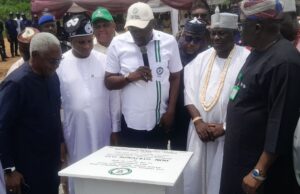 FG to incorporate informal sector in mass housing scheme, presents 100 units to UCH doctors
