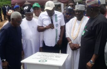 FG to incorporate informal sector in mass housing scheme, presents 100 units to UCH doctors