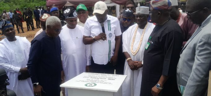 FG to incorporate informal sector in mass housing scheme, presents 100 units to UCH doctors