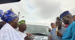 Oyo govt to rehabilitate Bodija market inner roads, as gov donates bus to market’s leaders