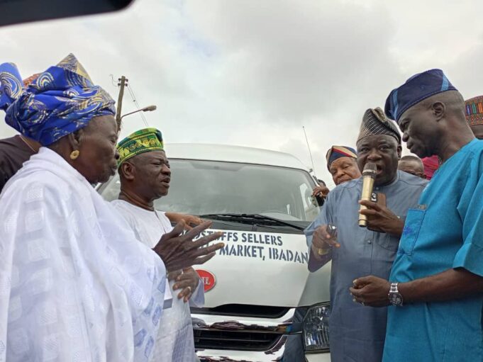 Oyo govt to rehabilitate Bodija market inner roads, as gov donates bus to market’s leaders