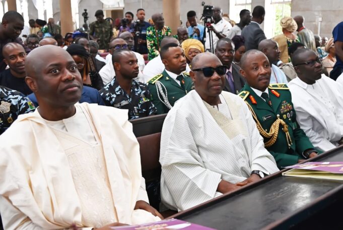 Oba Olakulehin gets military honour as Makinde, COAS, Olubadan-in-council, CCII, family members, other dignitaries bid farewell