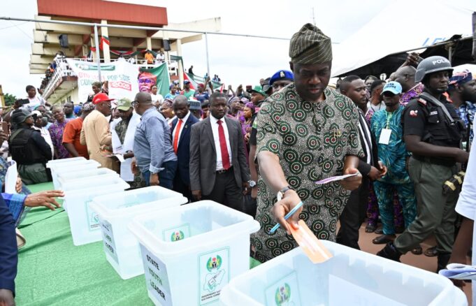Makinde casts vote as Oyo PDP commences state congress