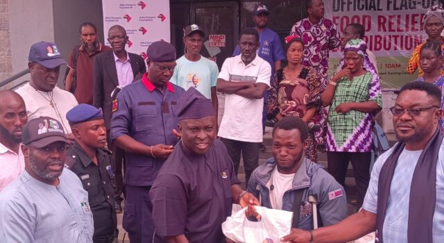 Oyo govt, NGO distribute 30,000 bags of tice to vulnerable residents